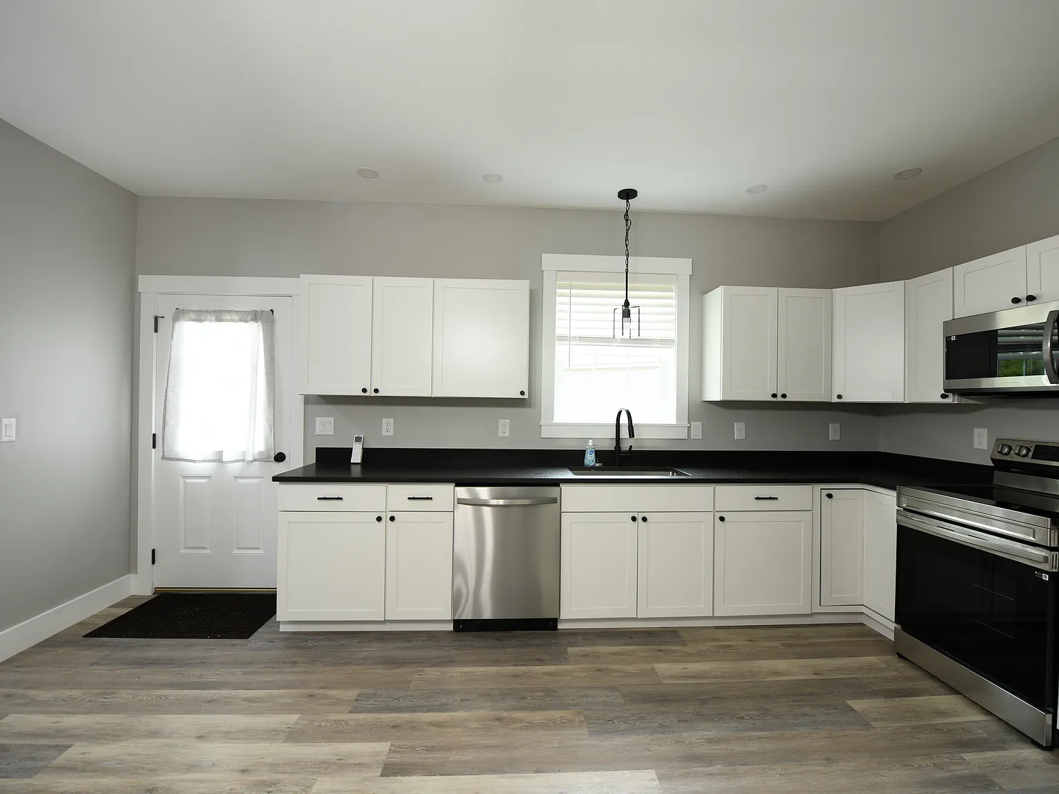 3 bed, 1232 sqft, $2,400 — Photo 3