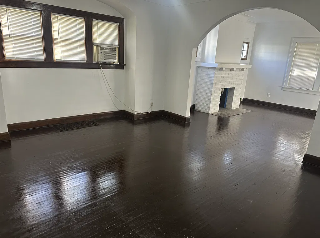 Spacious 2-Bed Lower Unit with Garage, Washer & Dryer Hookup — Photo 4