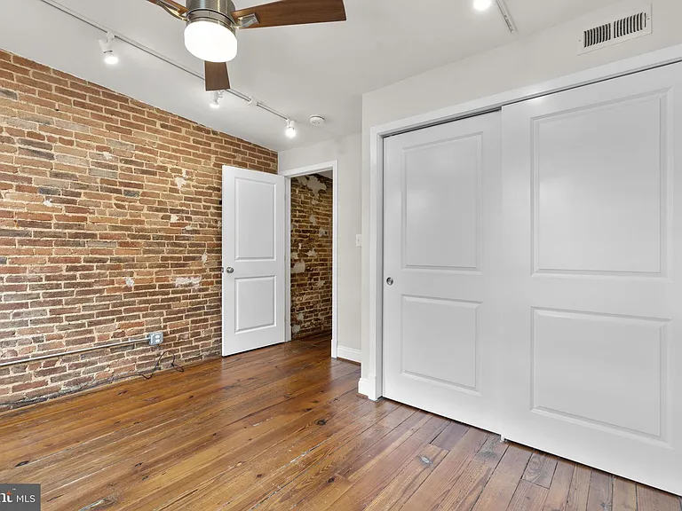112 E Randall St — Photo 18