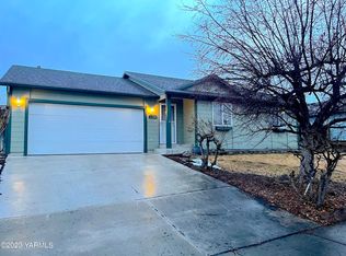 1204 W Pear Ave, Selah, WA 98942