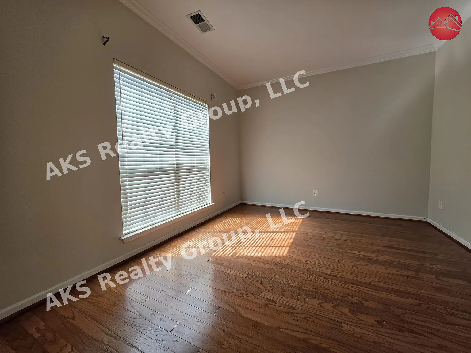4 bed, 3.5 bath, 2725 sqft, $2,699 — Photo 4
