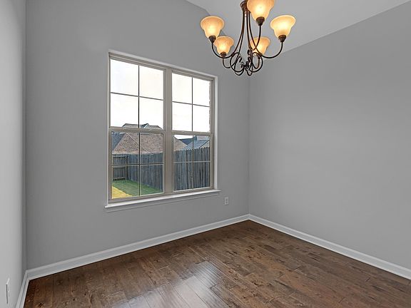 4th image of 90 Willow Springs Ln E