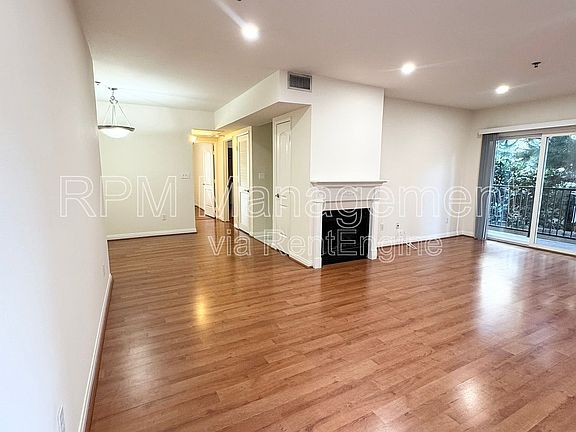 3rd image of 843 N Hayworth Ave APT 104