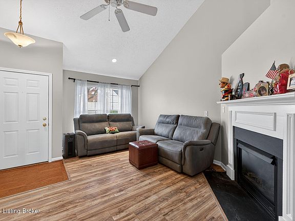 5th image of 142 Charlton Wynde Dr