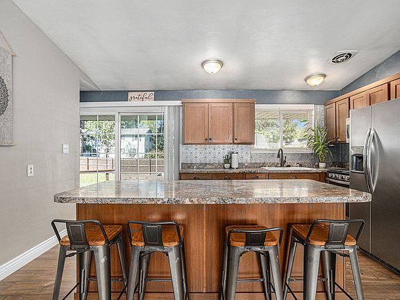 4th image of 46 Woodbine Ln