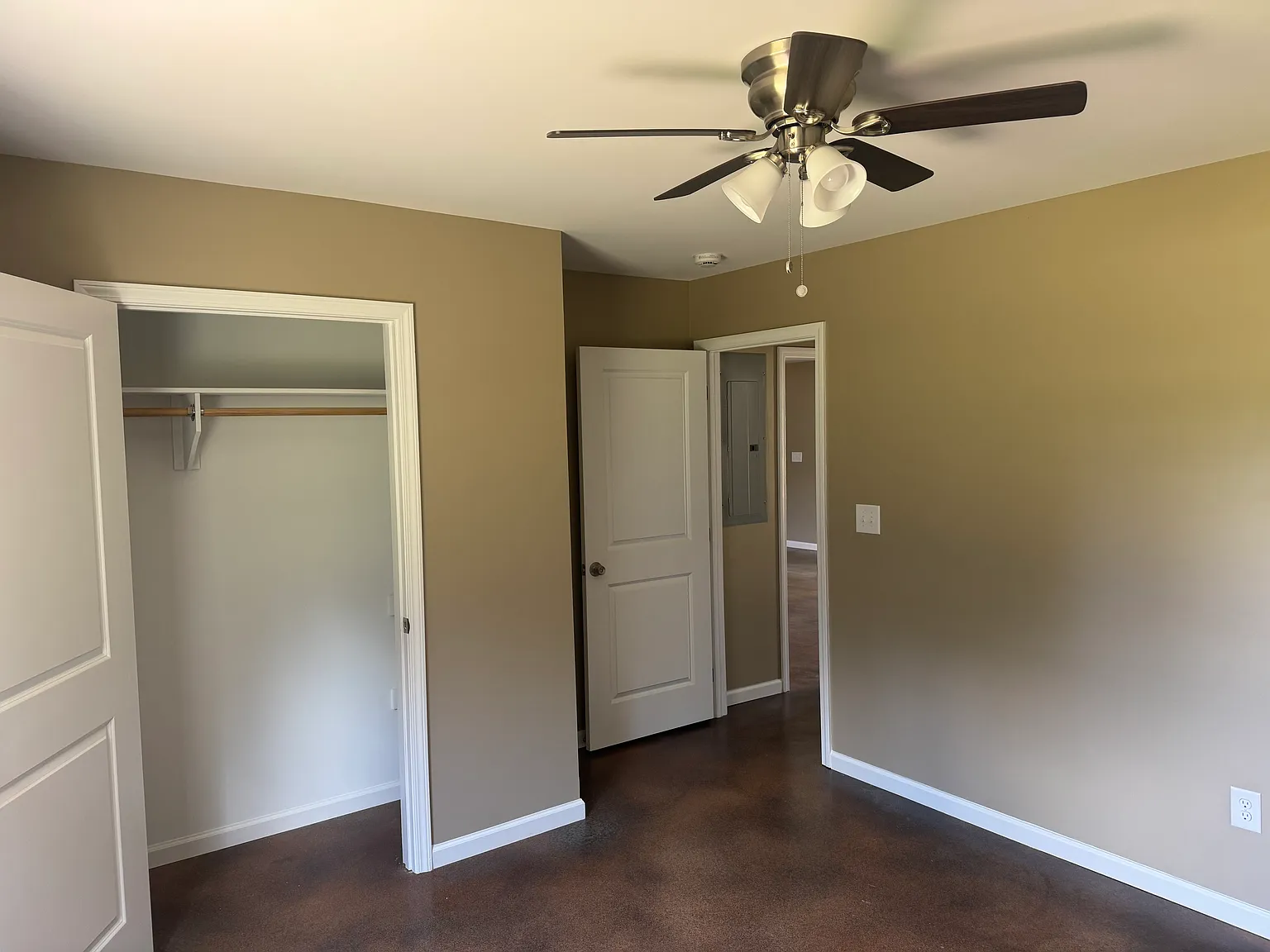 166 Oxford Cir, — Photo 3