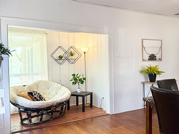 5th image of 944 Marion Ave