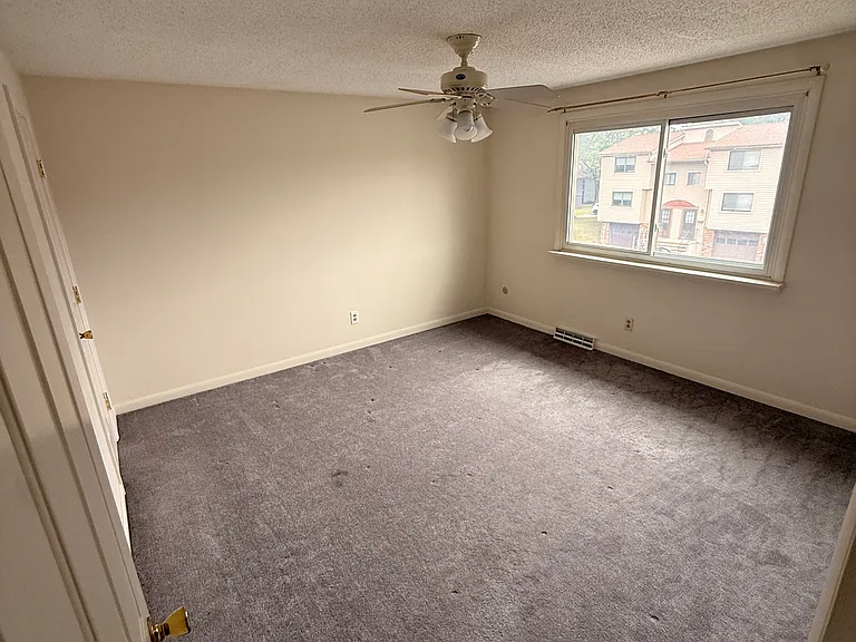 369 Cameco Cir — Photo 8