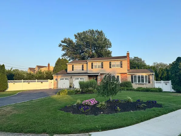 2 Bethesda Ln, Sayville, NY 11782