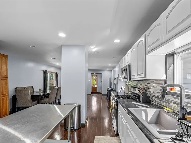 114 Flohr Ave — Photo 7