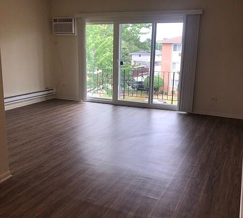 3rd image of 11040 S Kilbourn Ave APT 10