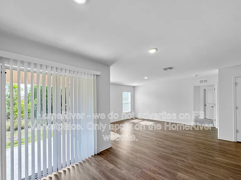 4748 NW 39th Pl — Photo 8