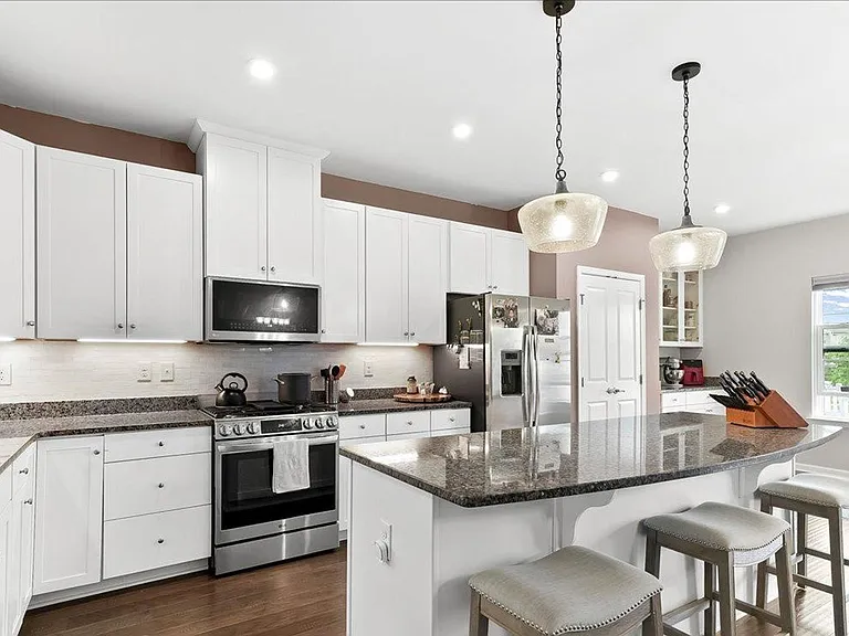 331 S Parkway Dr — Photo 3