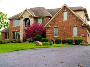 9N768 Whispering Springs Ln, Elgin, IL 60124