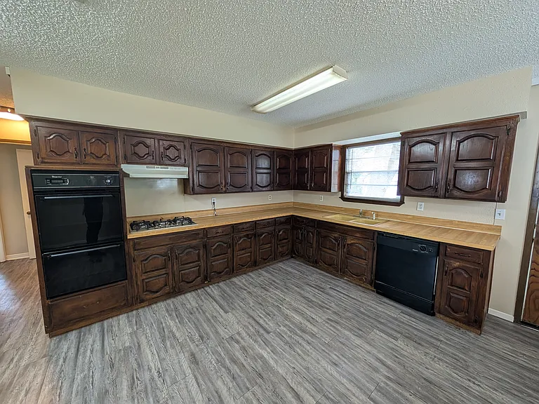 1605 Maple Dr — Photo 5