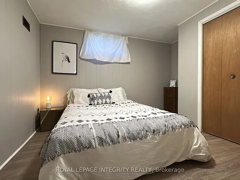 870 Claude St — Photo 11