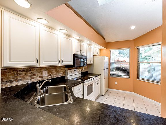 5th image of 942 Windridge Ct APT B