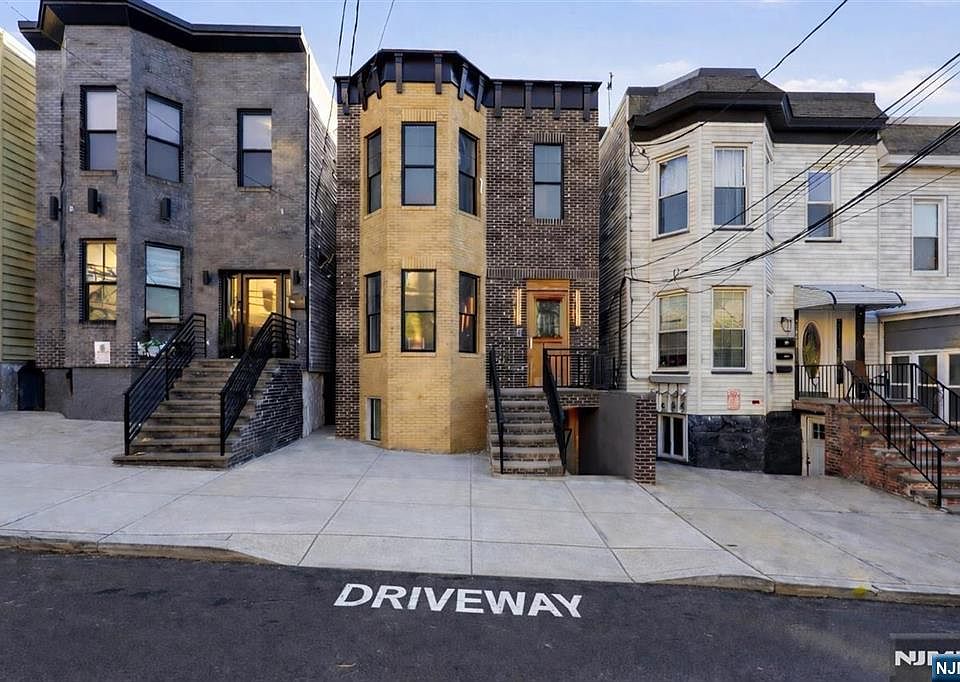 1st image of 821 18th St