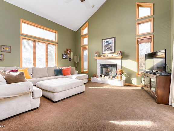 5th image of 136 Sterling Ct