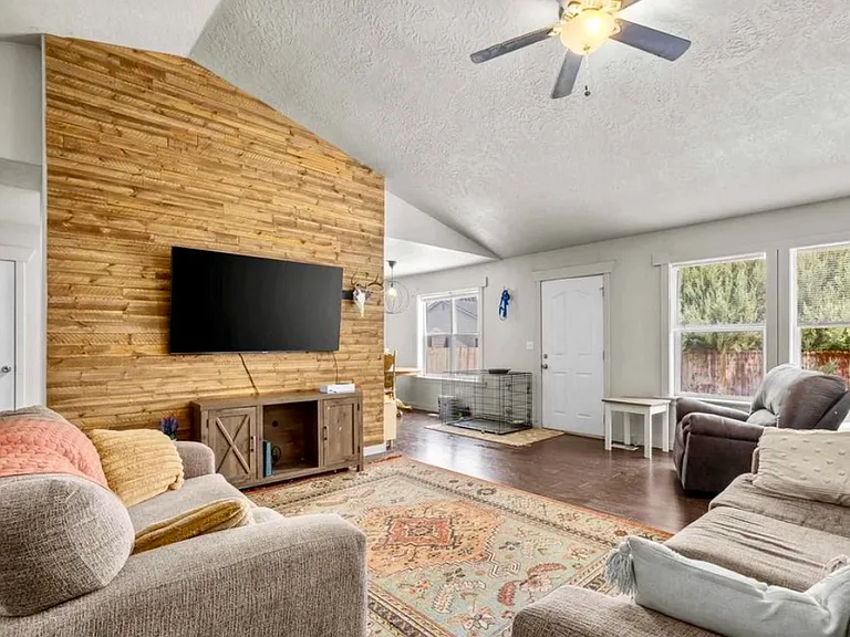 1110 SW Isaac Ln — Photo 4
