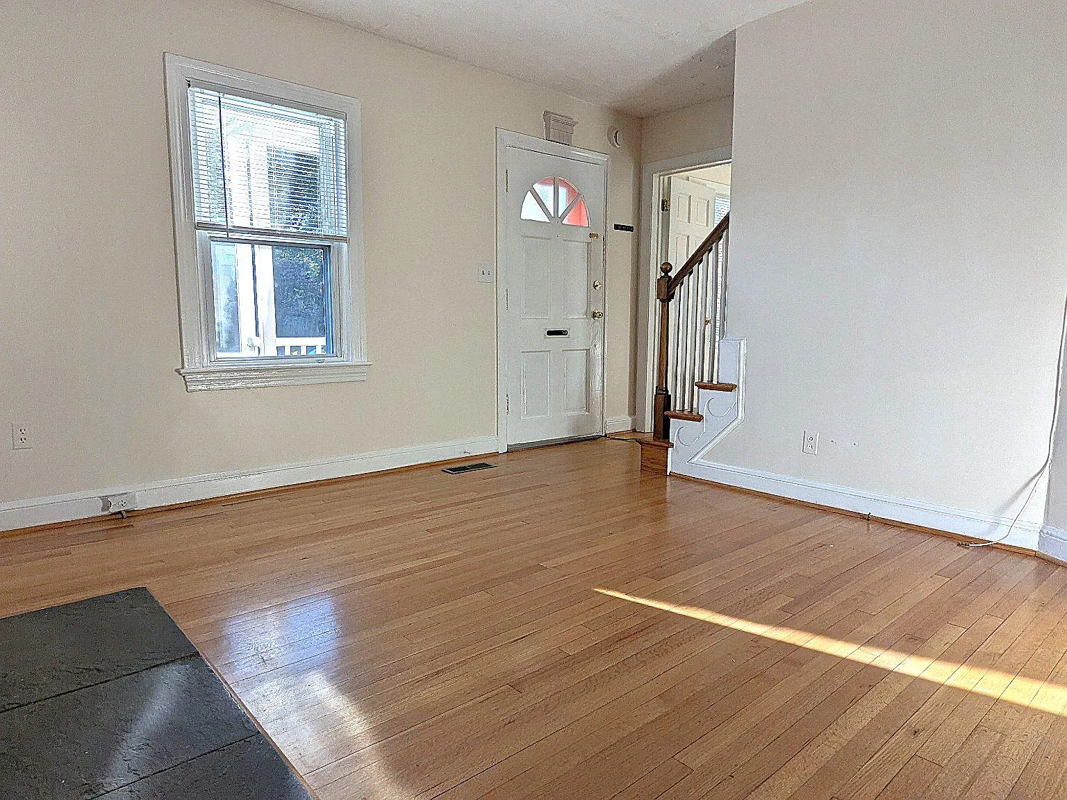 4 bed, 2.0 bath, 1318 sqft, $4,125 — Photo 2