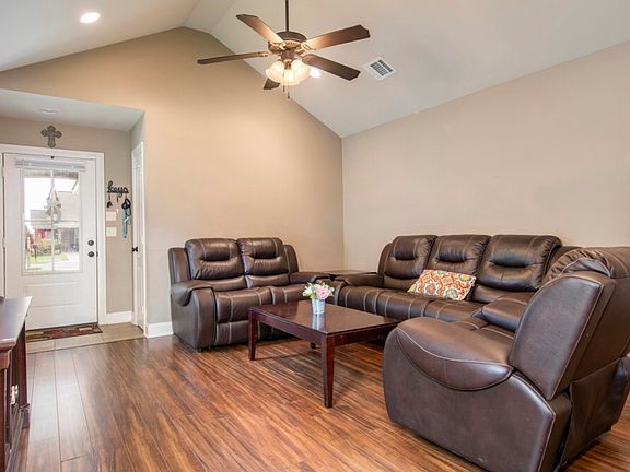3rd image of 116 Acacia Ln