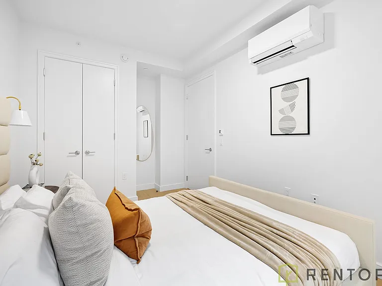 555 W 45th St #701D — Photo 12