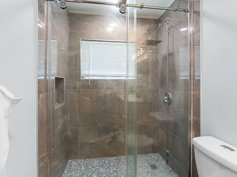 5557 Cameo Dr N — Photo 18