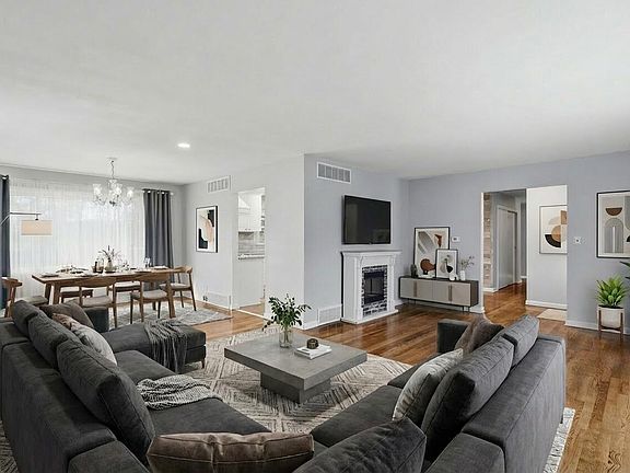 5th image of 10710 Porter St