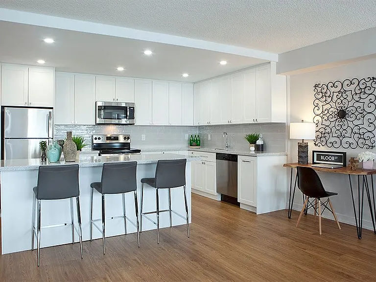 165 La Rose Ave — Photo 4