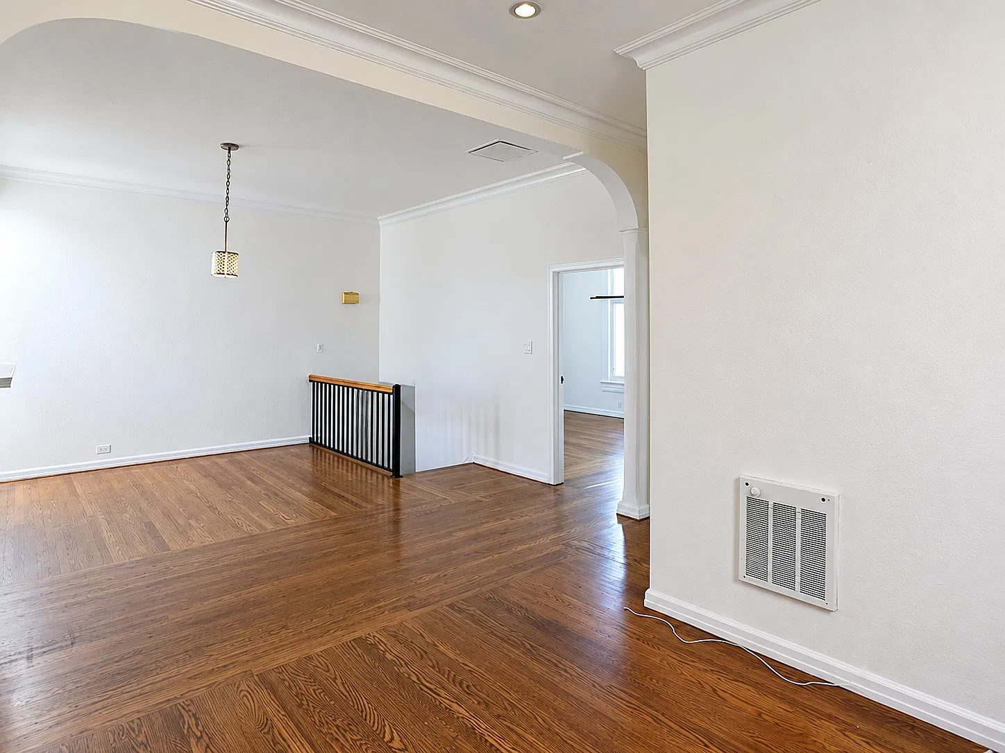 2 bed, 900 sqft, $6,100 — Photo 4