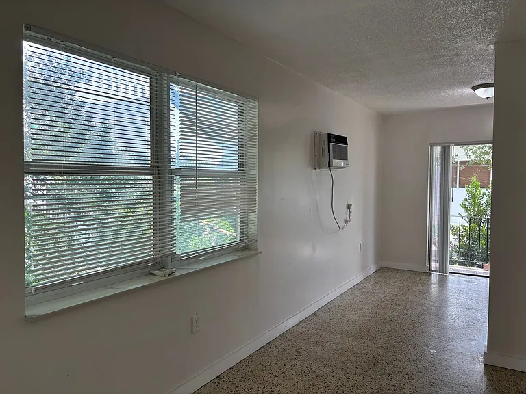658 NW 1st St — Photo 4