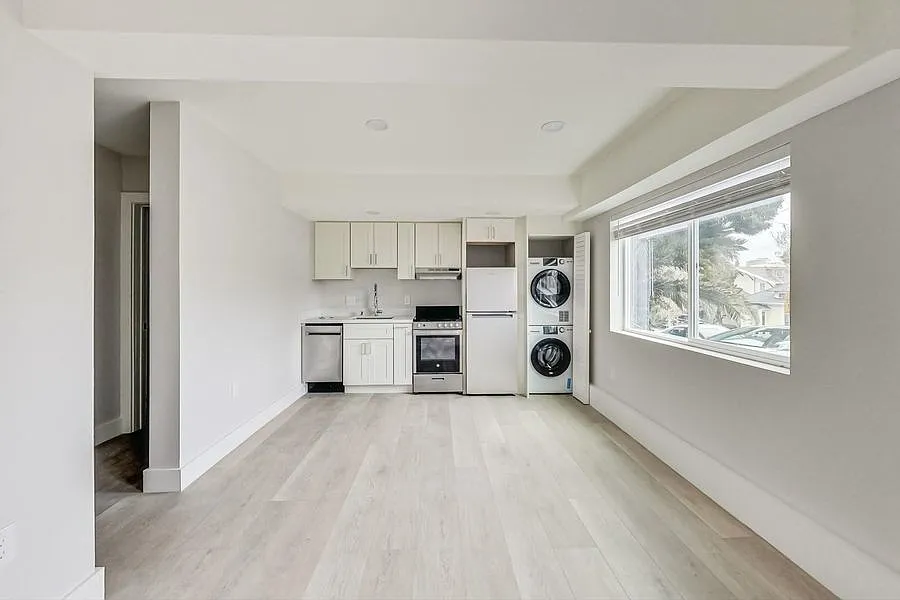 Modern Junior One-Bedroom with Private Patio | In-Unit Laundry | Newly Renovated | Lakeshore — Photo 2