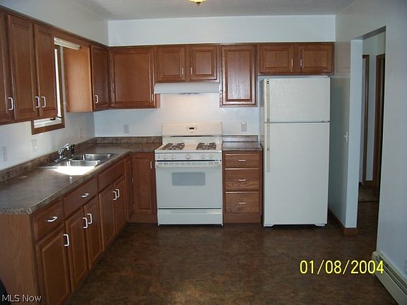3rd image of 592-4 Oakwood Dr