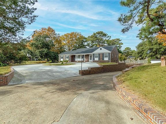 2nd image of 3136 Lynnhaven Dr