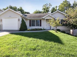 1633 Shady Glen Dr, Davenport, IA 52807