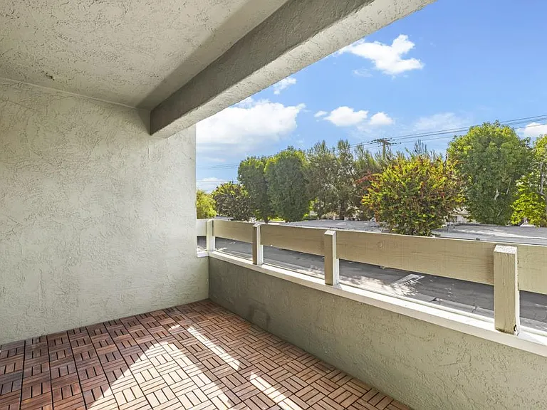 1040 E Washington Ave — Photo 11