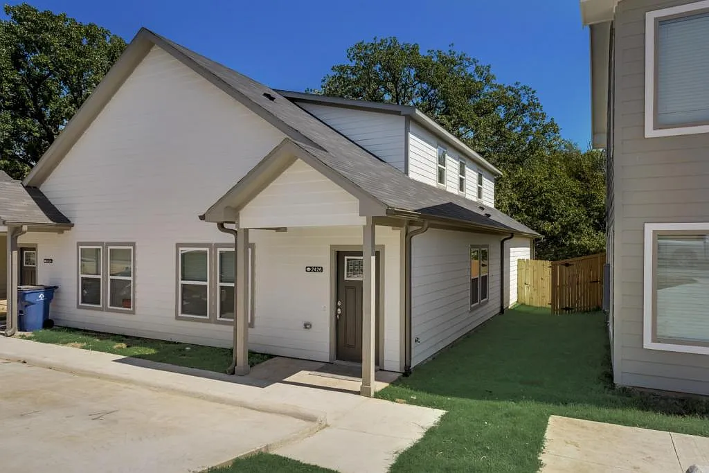 2424 S Fannin Ave — Photo 1