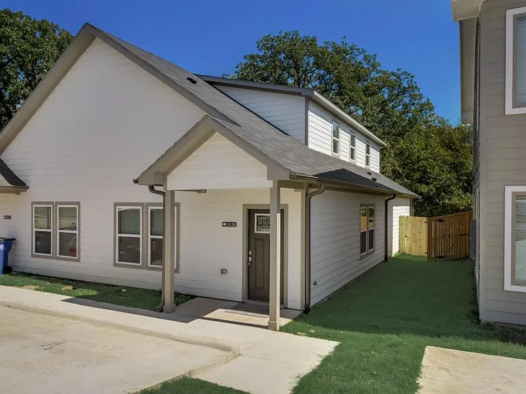 2424 S Fannin Ave — Photo 1