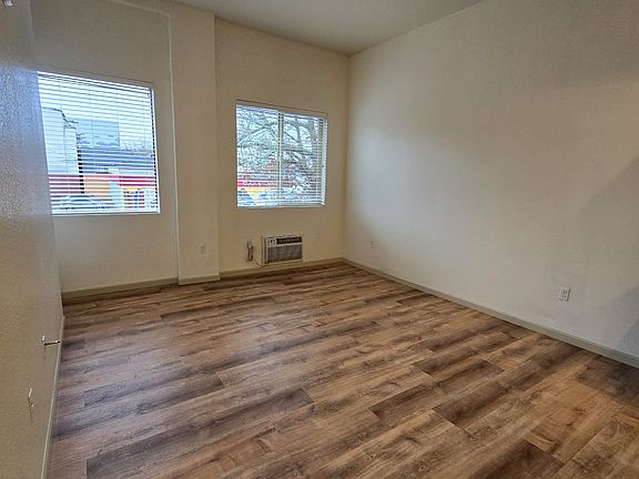 4th image of 406 Legion Way SE #203