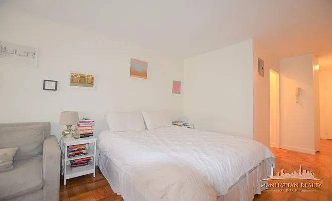 Rented by Manhattan Realty Group | media 14