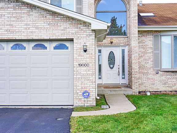 4th image of 19000 Laramie Ln