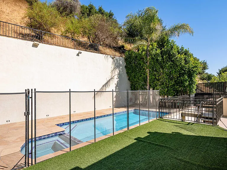 2334 Benedict Canyon Dr — Photo 39