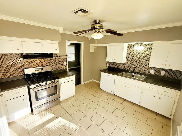 2601 S Glenn Ave — Photo 4