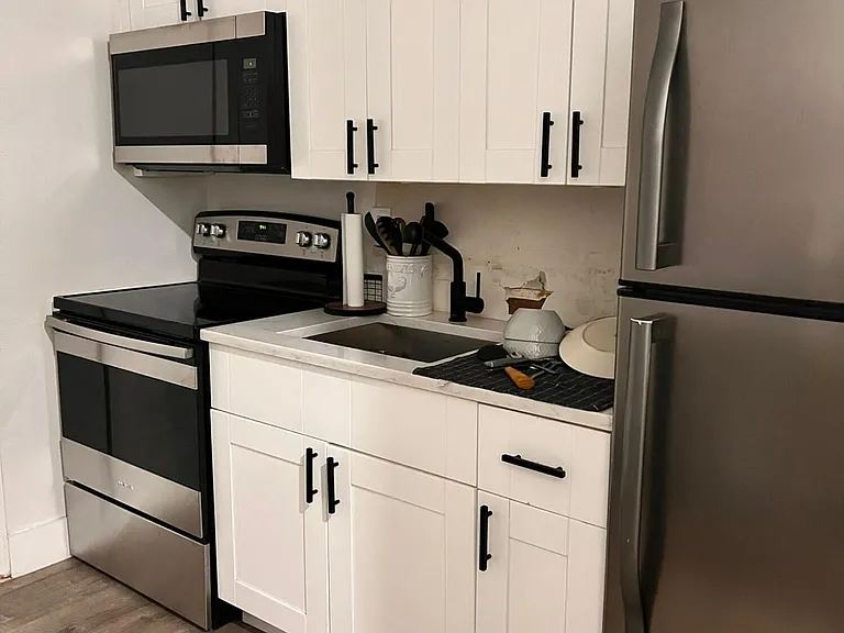 555 NW 15th Ct — Photo 6