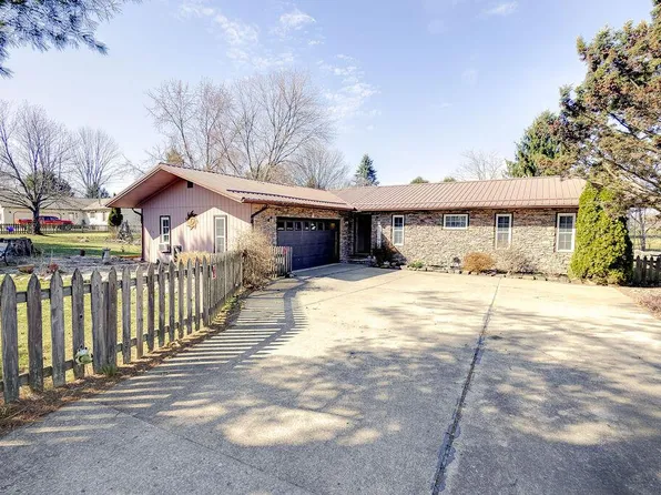 740 Country Club Dr, Howard, OH 43028