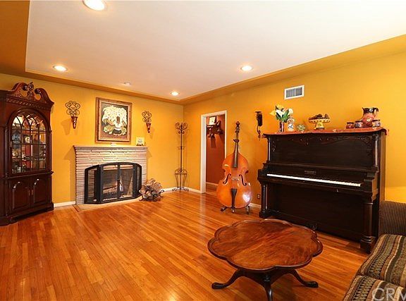 5th image of 555 N Foxdale Ave