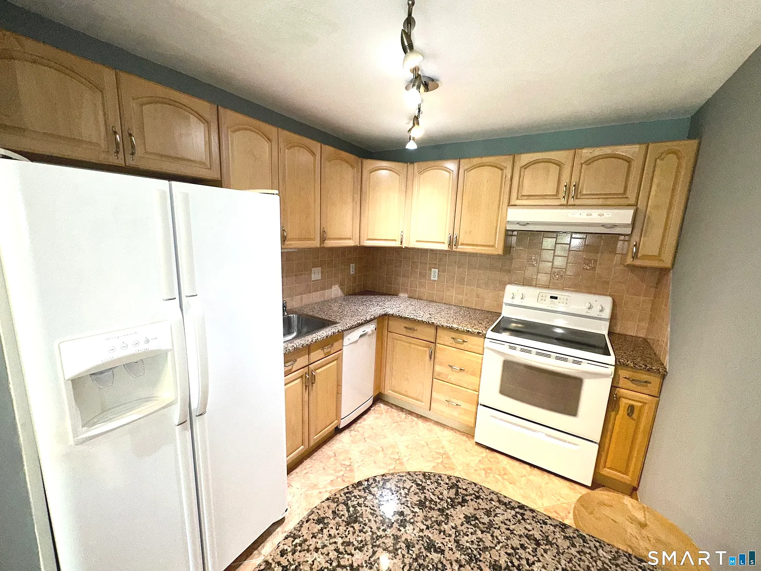2 bed, 1.0 bath, 921 sqft, $1,950 — Photo 3
