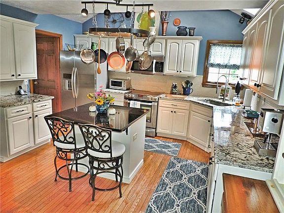 3rd image of 136 Glenbrook Dr
