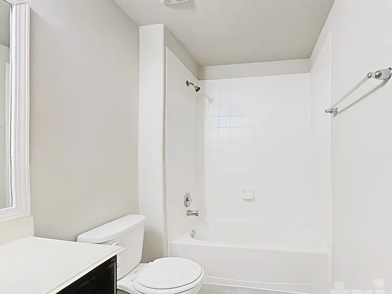 423 Ashley Falls Ln — Photo 12